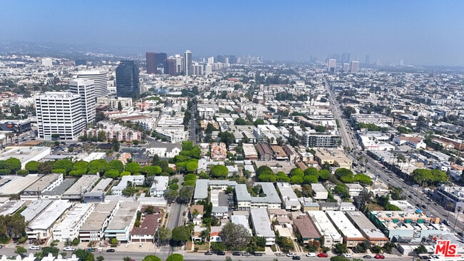 Building Photo - 3101 Arizona Ave