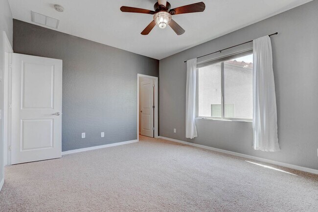 Building Photo - 2589 Chateau Clermont St