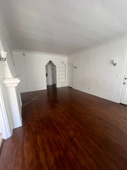 Building Photo - 621 N Coronado St