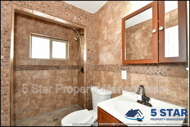 Building Photo - 908 Bolivia St