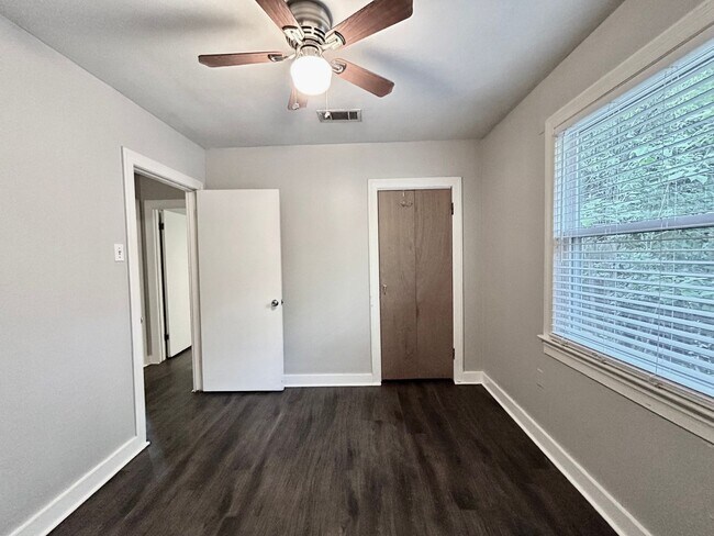 Building Photo - Charming Three Bedroom Home in a Highly Desirable Neighborhood