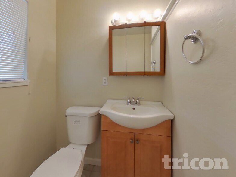 Building Photo - 1724 Hemlock St