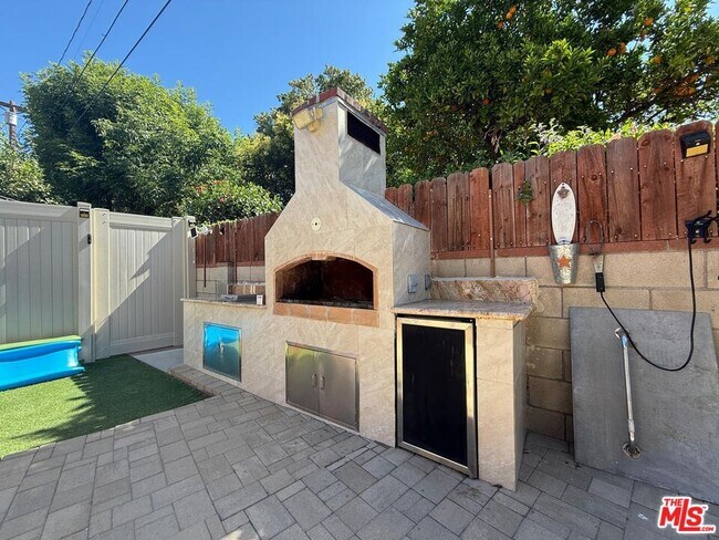 Building Photo - 9012 Eames Ave