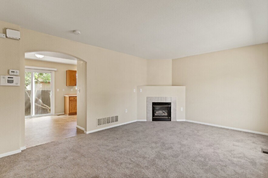 Building Photo - Move-In Ready 2-Bed Townhome with A/C & Fi...