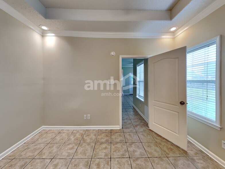 Building Photo - 9846 Alexanders Ridge Dr