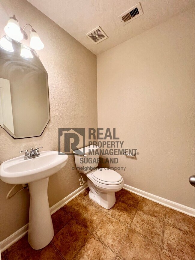 Building Photo - Gorgeous 4 Bed, 2.5 Bath Home in Prime Location!
