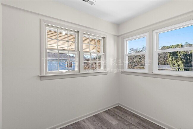 Building Photo - 1820 Tunnel Blvd