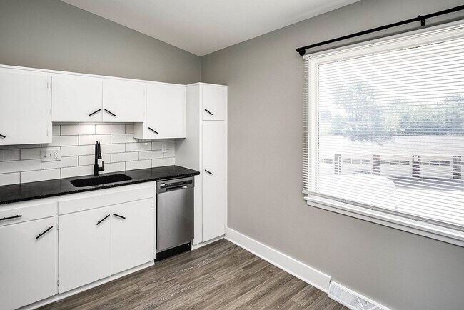 Building Photo - Top-Floor 2-Bedroom Apartment with Vaulted Ceilings!