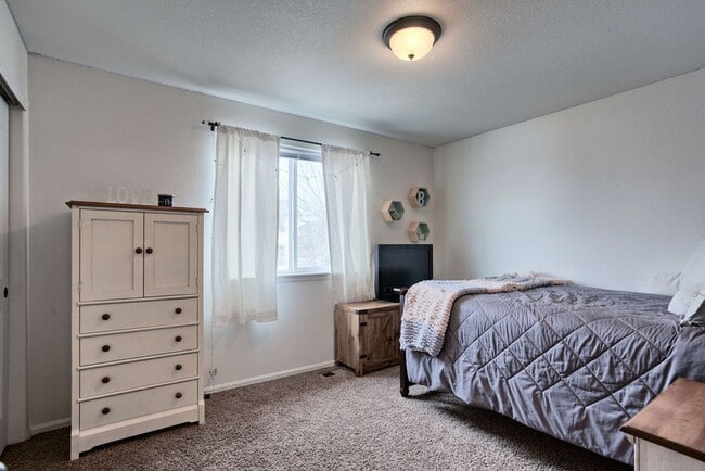 Building Photo - 3 Bedroom 2 1/2 Bath Split Level in Johnstown