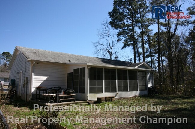 Building Photo - 3 BD/2 BA Home with Fenced Yard & Attached Garage