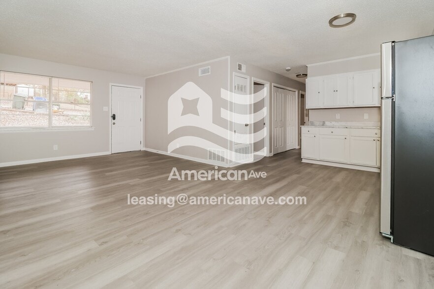 Building Photo - 121 Lindenhurst Dr