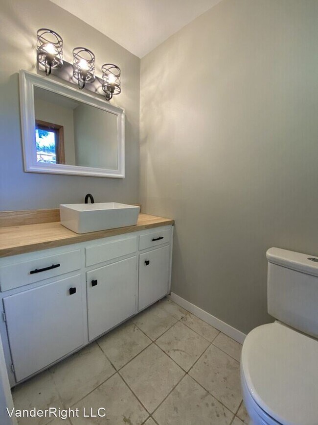 Building Photo - 3 br, 2.5 bath House - 2708 S Kiwanis Ave