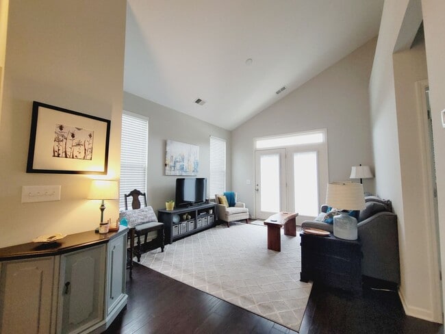 Building Photo - Great end unit in Waters Edge! Master on the main!