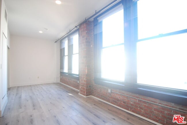 Building Photo - 460 S Spring St