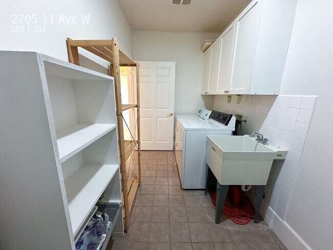Building Photo - Queen Anne - Must See 3 Bedroom / 3 Bath Home