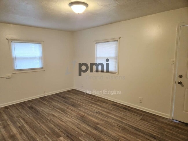 Building Photo - 840 W Wood St