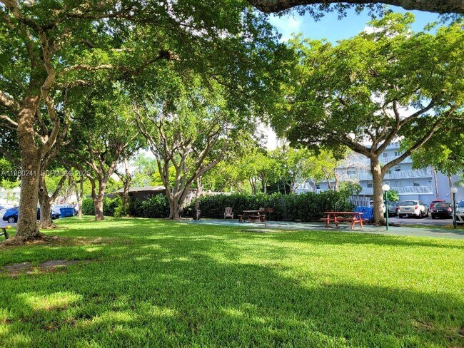 Building Photo - 120 Royal Pk Dr