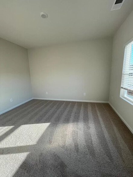 Building Photo - Room in Townhome on Johns Walk Way