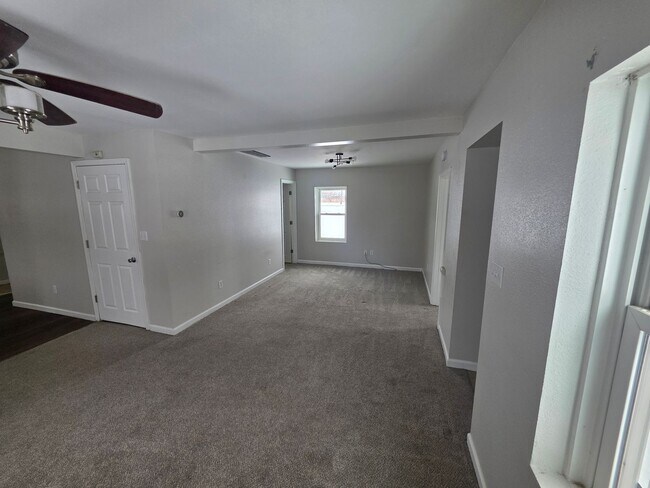 Building Photo - Beautiful 2bed/1bath