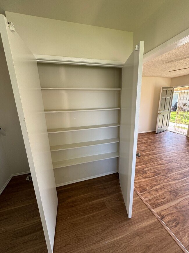 Building Photo - Spacious and Light 2 bedroom in Avalon Gre...