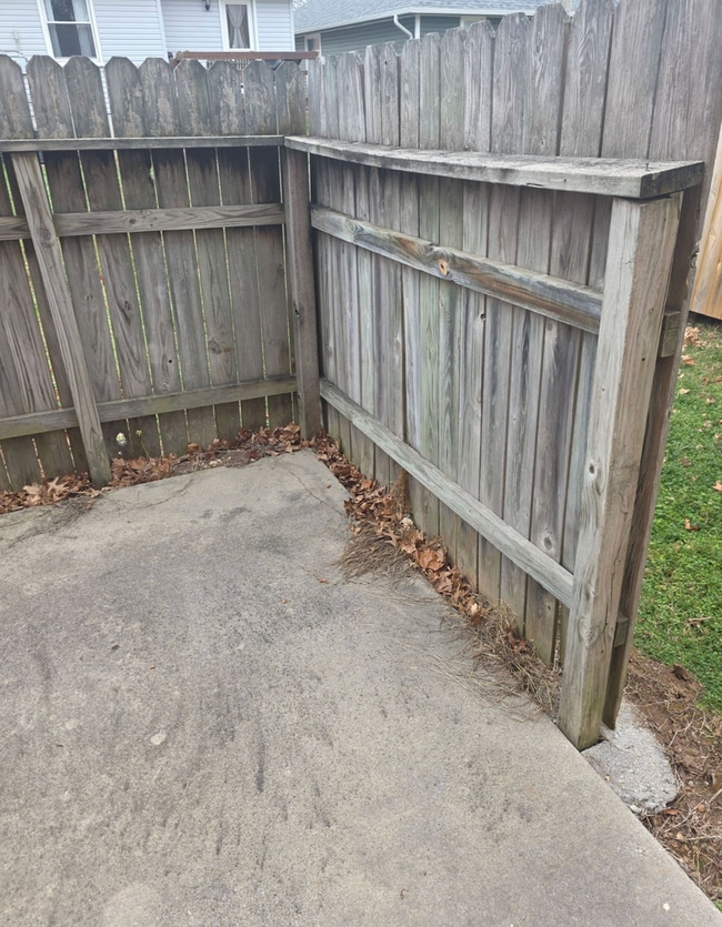 Building Photo - Great 3 Bed 2 Bath 2 Car Garage Split Level Duplex- Pets ok!