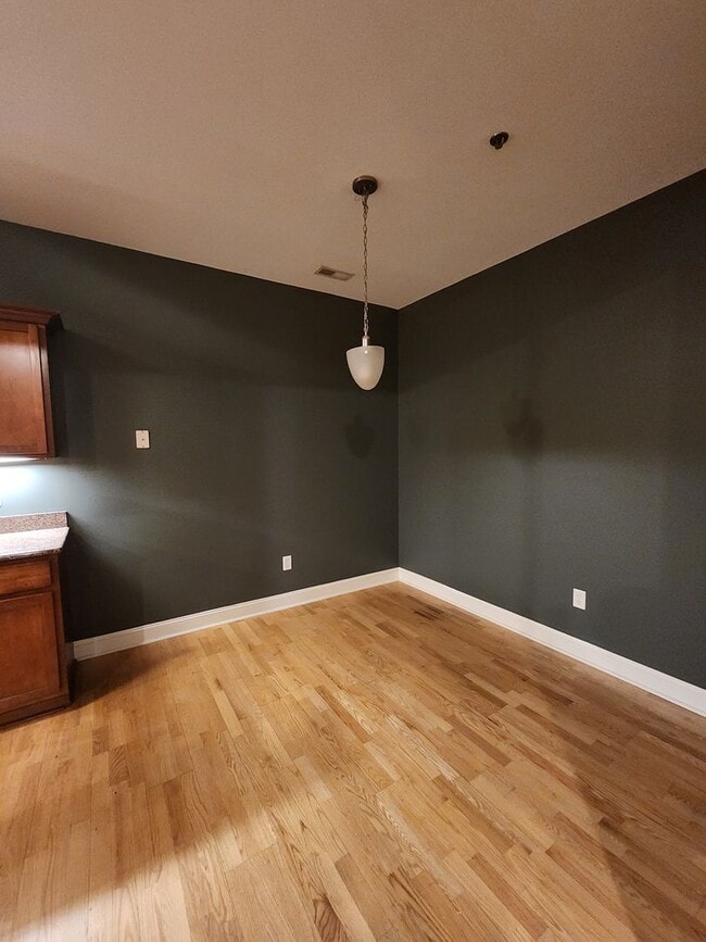 Building Photo - Beautiful Condo-Downtown Hendersonville, NC