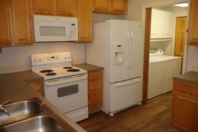 Building Photo - Lovely 2 Bedroom Ground Level Condo