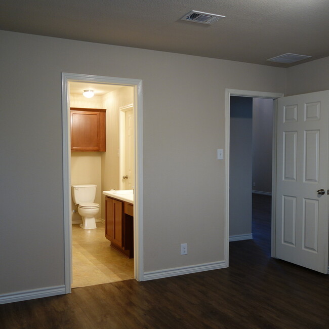 Building Photo - 3 BEDROOM / 2 BATH HOME IN KYLIE - BROOKSI...