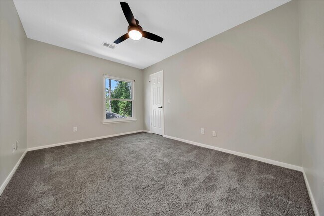 Building Photo - 11 Windledge Pl