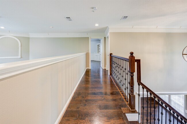 Building Photo - 11 E Wedgemere Cir