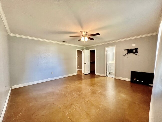 Building Photo - Cute Country Charmer!