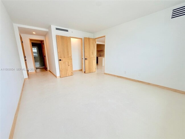 Building Photo - 100 Lincoln Rd