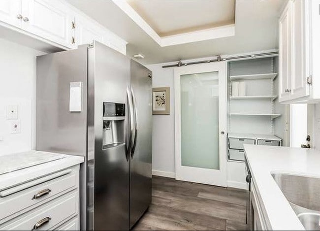 Kitchen - 1606 S Barrington Ave