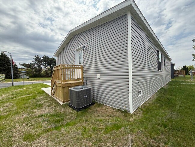 Building Photo - Spacious Pet-Friendly 3BR Home in Secure Belleville Neighborhood – Only $950/Month!