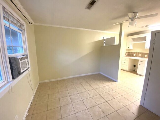 Building Photo - Cottage home, 5 minutes to Wrightsville Be...