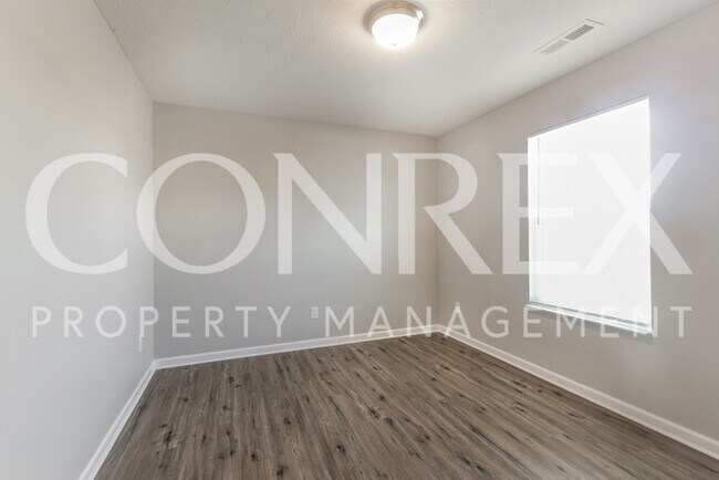 Building Photo - 2111-2112 12 Oaks Dr