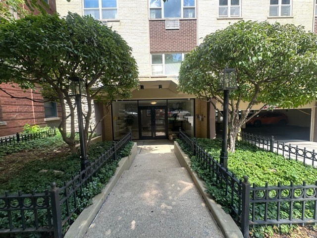 Building Photo - 420 W Aldine Ave