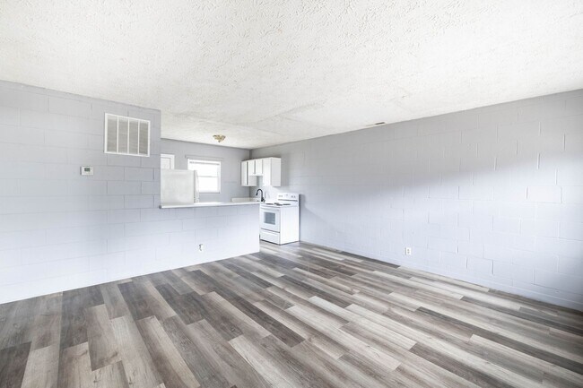 Building Photo - 2 Bed, 1 Bath %50 OFF FIRST MONTH'S RENT!