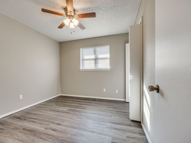 Building Photo - Refreshed Home + Yukon Schools + 3 bedrooms