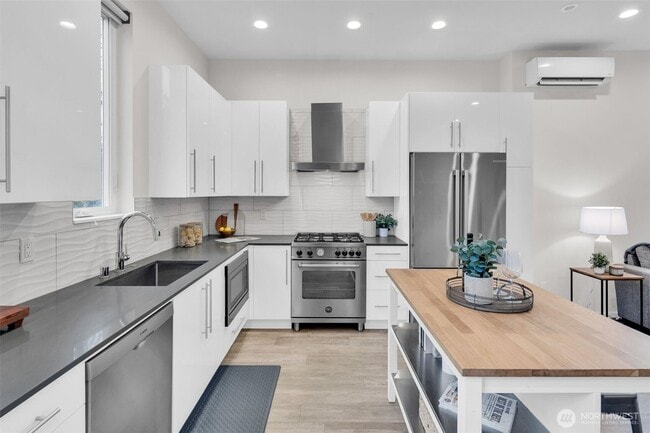 Building Photo - 9732 Woodlawn Ave N