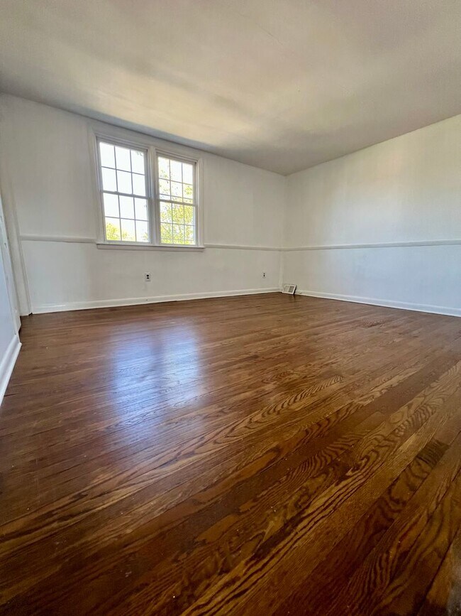 Building Photo - Stunning 3-Bedroom Townhome with Garage in Brookhaven! Available NOW!