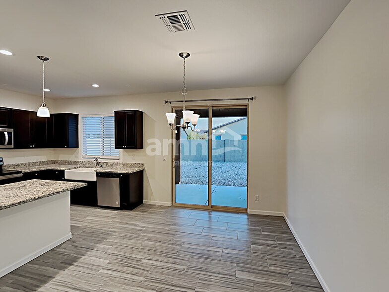 Building Photo - 1709 E Primavera Way