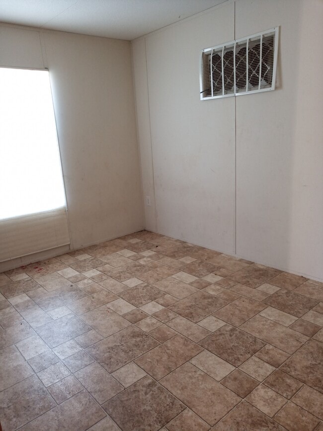 Building Photo - 111 W Rowan St