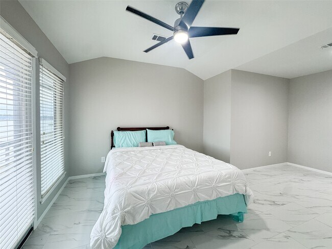 Building Photo - 112 Cove Point