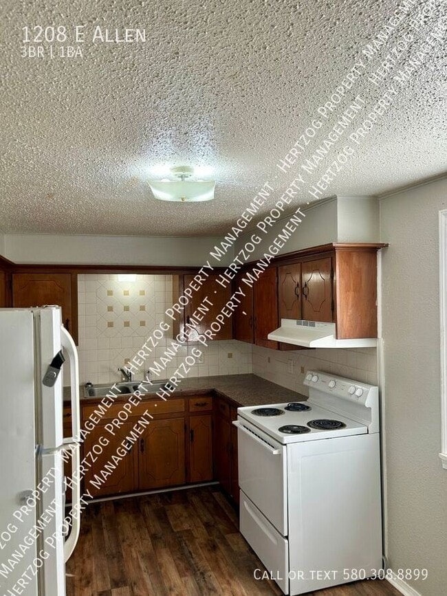 Building Photo - 1208 E Allen-