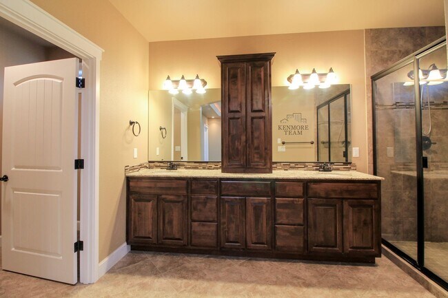 Building Photo - 3 Bed/2.5 Bath House + an Office in South ...