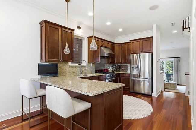 Building Photo - 952 N Racine Ave