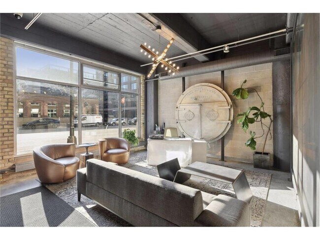 Building Photo - 700 N Washington Ave