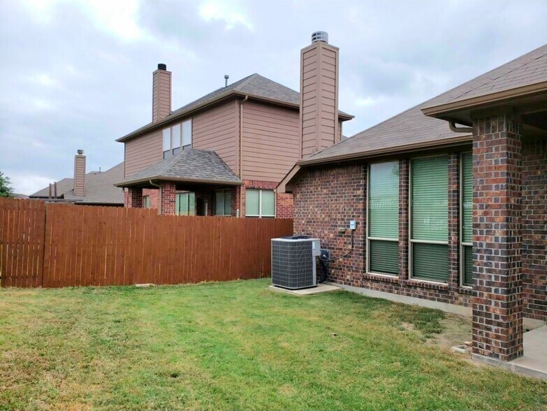 Building Photo - 2401 Silverthorn Ct