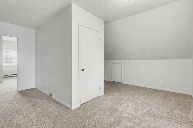 Building Photo - 2327 Chestnut St